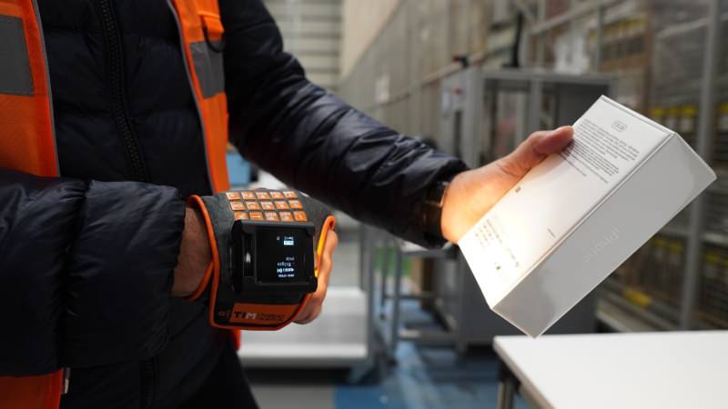 akilli eldiven depoda maliyeti yari yariya dusuruyor